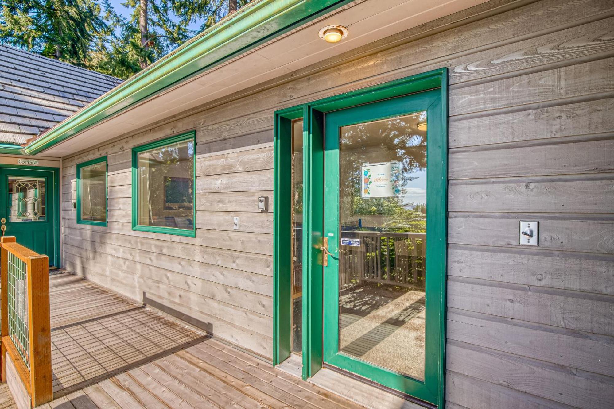 The Quintessa Cottage Clinton Exterior photo
